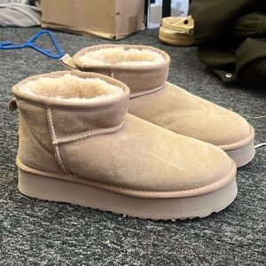 UGG Women’s Classic Ultra Mini Platform Sand Beige Boots Size 9